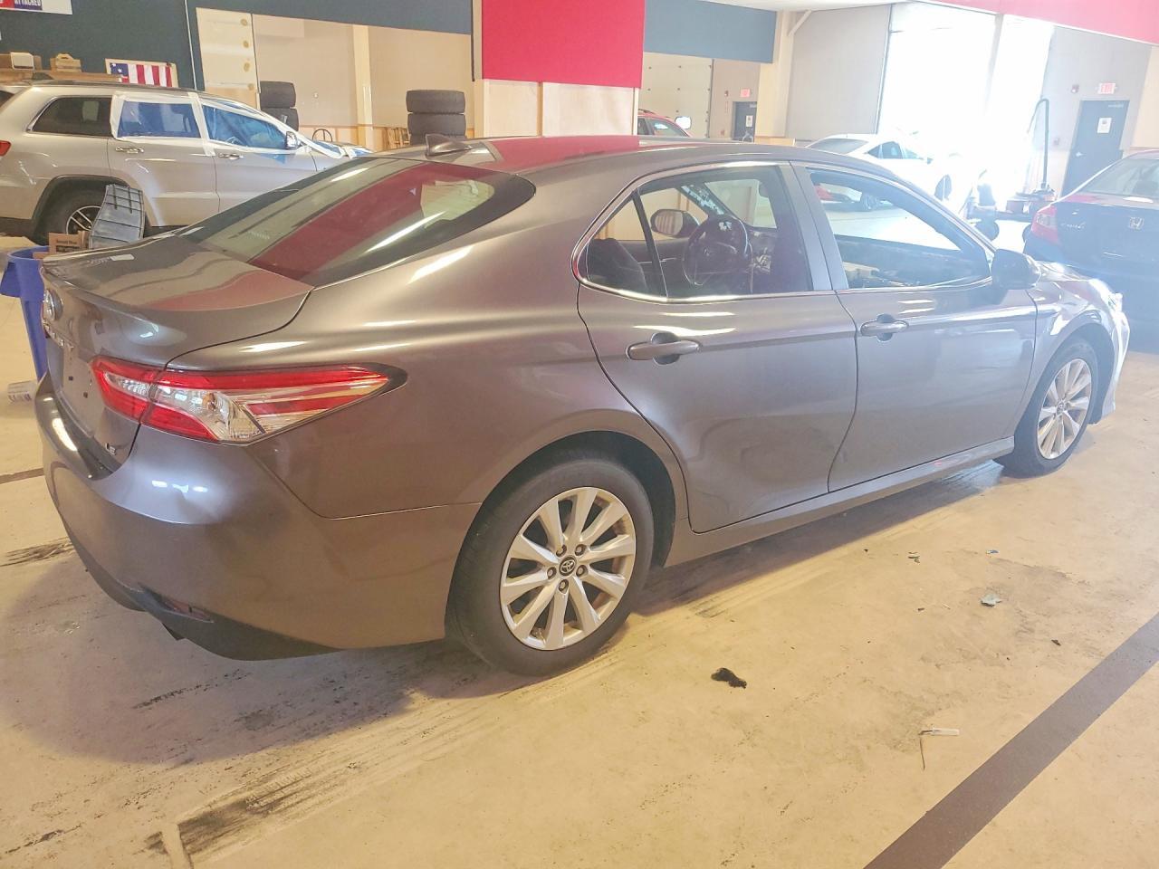 2019 TOYOTA CAMRY LE — Фото 3 из 12