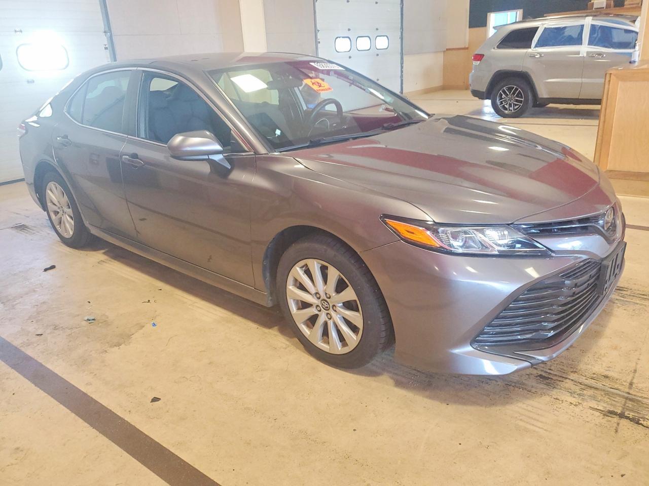 2019 TOYOTA CAMRY LE — Фото 4 из 12