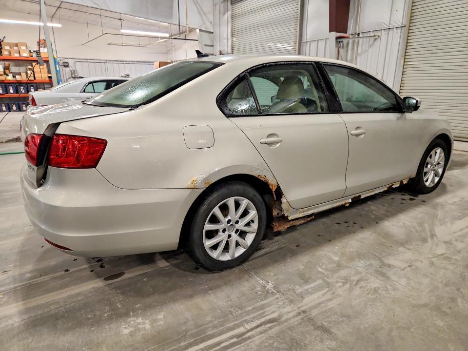 2011 VOLKSWAGEN JETTA SE — Фото 3 из 12