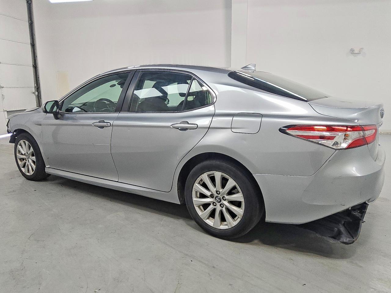 2019 TOYOTA CAMRY LE — Фото 2 из 12