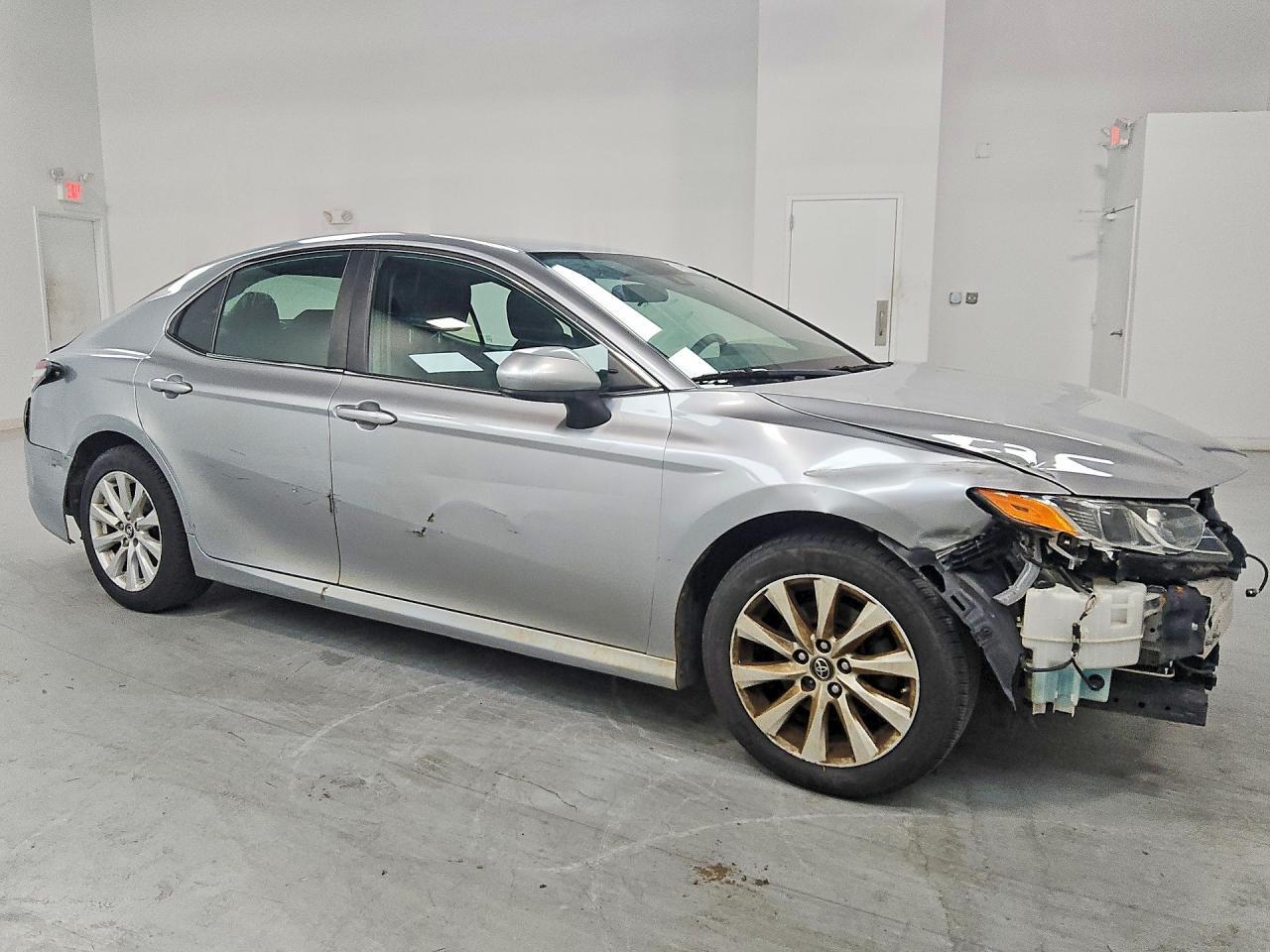 2019 TOYOTA CAMRY LE — Фото 4 из 12
