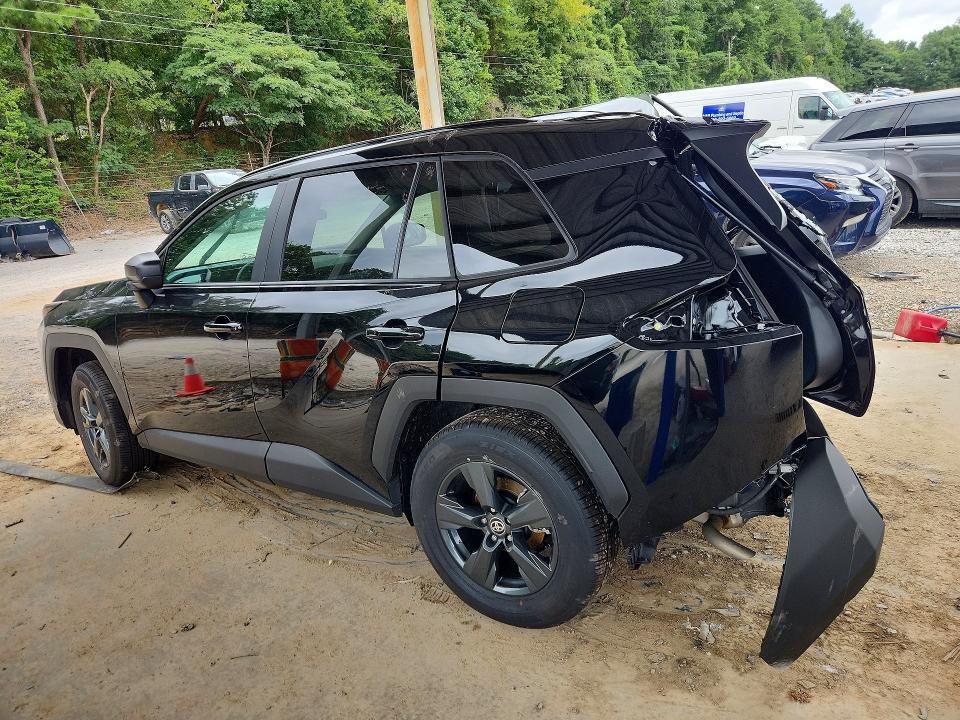 2026 TOYOTA RAV4 LE — Фото 2 из 13