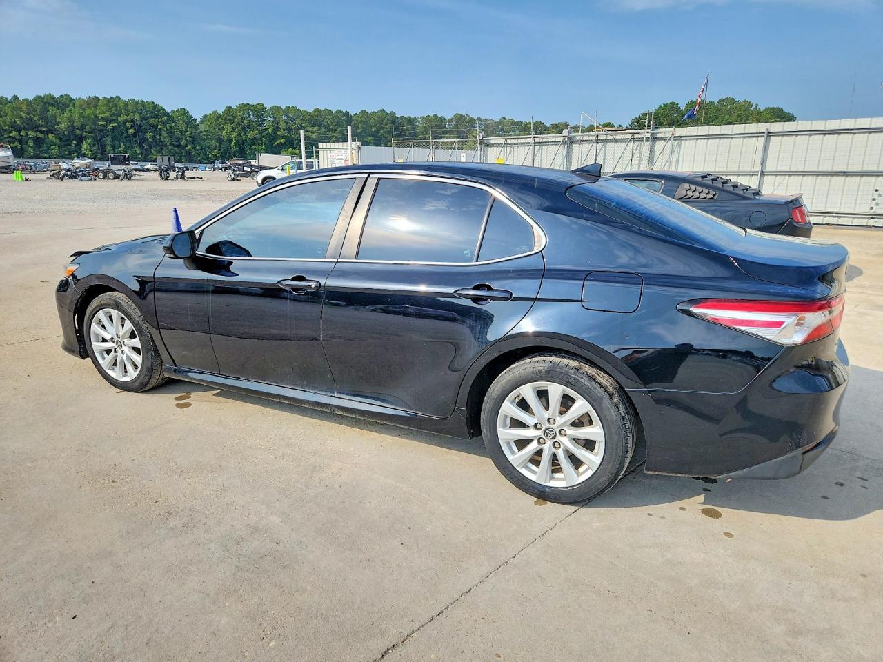 2019 TOYOTA CAMRY LE — Фото 2 из 12
