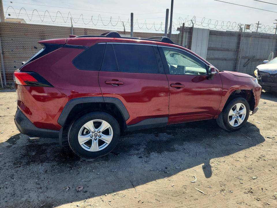 2019 TOYOTA RAV4 XLE — Фото 3 из 13