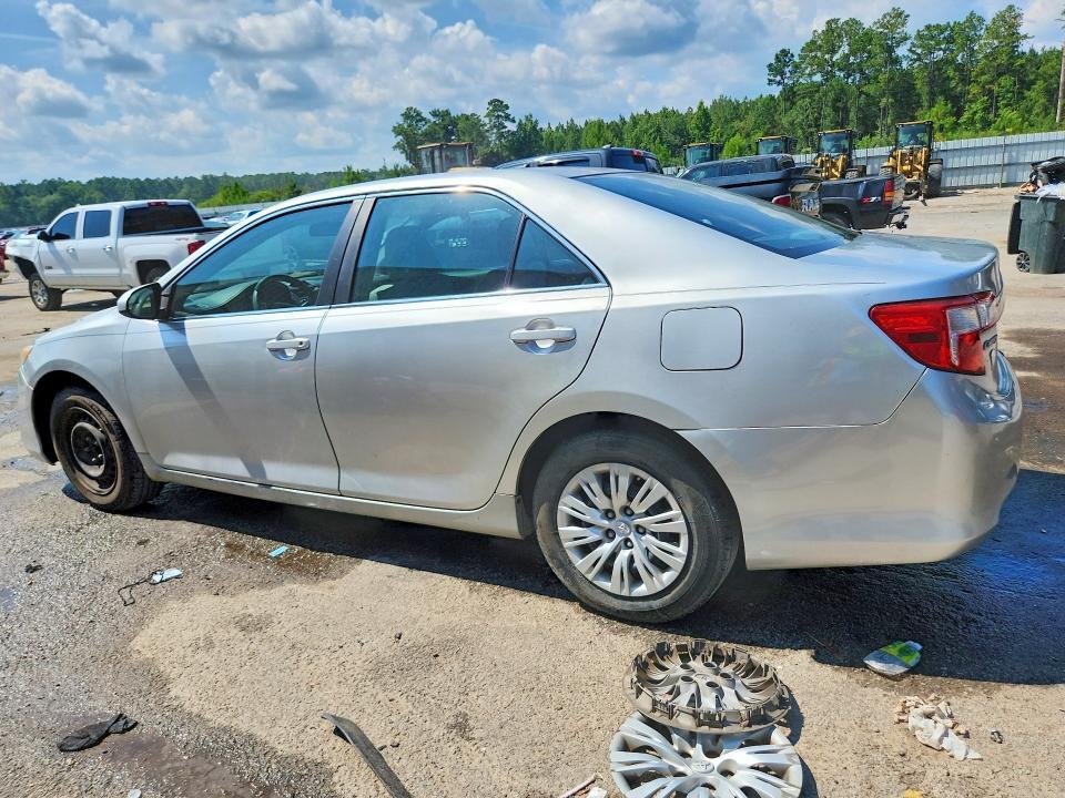 4T1BF1FK5EU855536 2014 TOYOTA CAMRY photo no. 2
