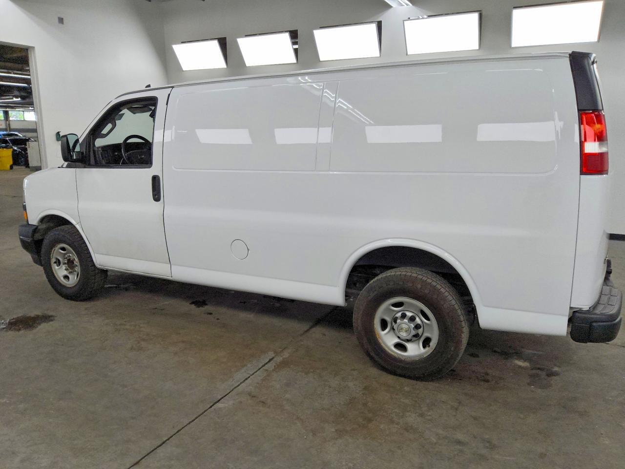 2021 CHEVROLET EXPRESS G2500 — Фото 2 из 13