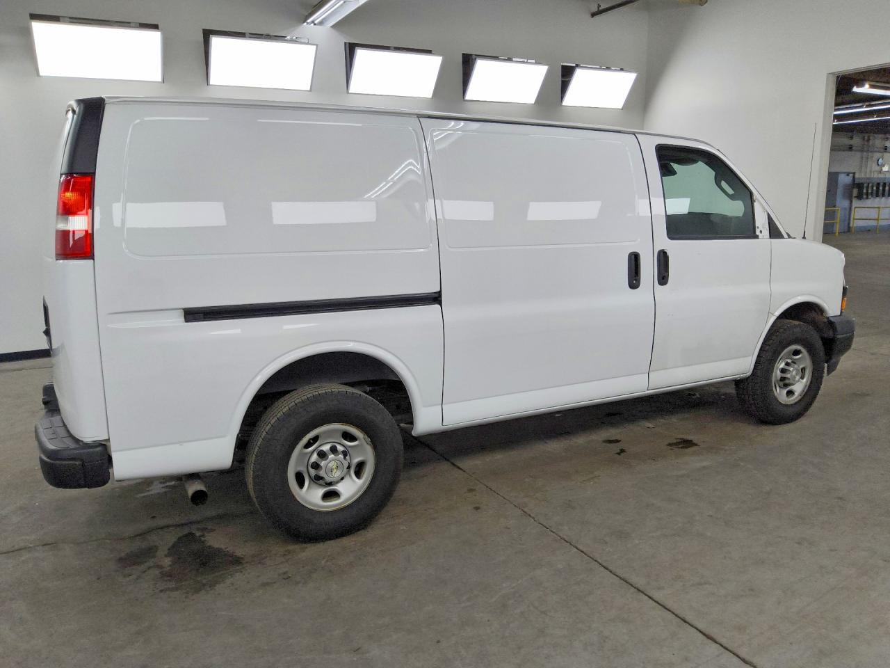 2021 CHEVROLET EXPRESS G2500 — Фото 3 из 13