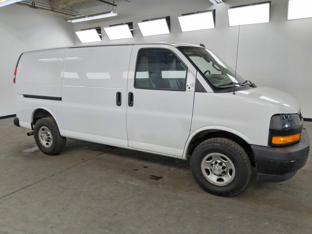 2021 CHEVROLET EXPRESS G2500 — Фото 4 из 13