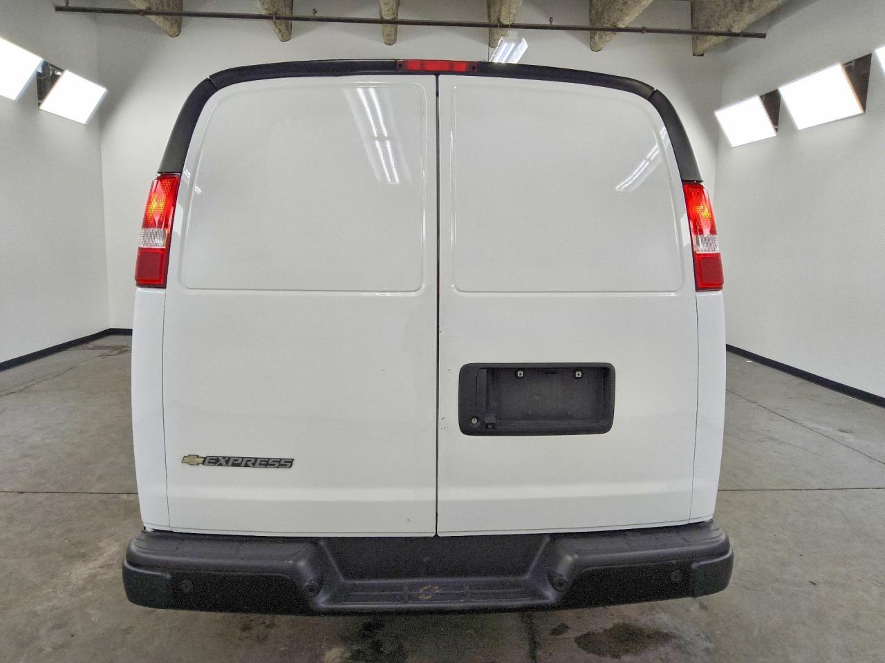 2021 CHEVROLET EXPRESS G2500 — Фото 6 из 13
