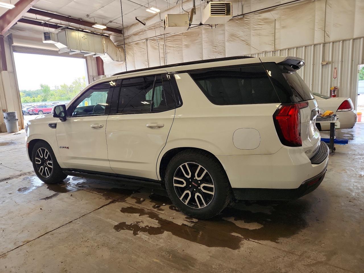 2021 GMC YUKON AT4 — Фото 2 из 12