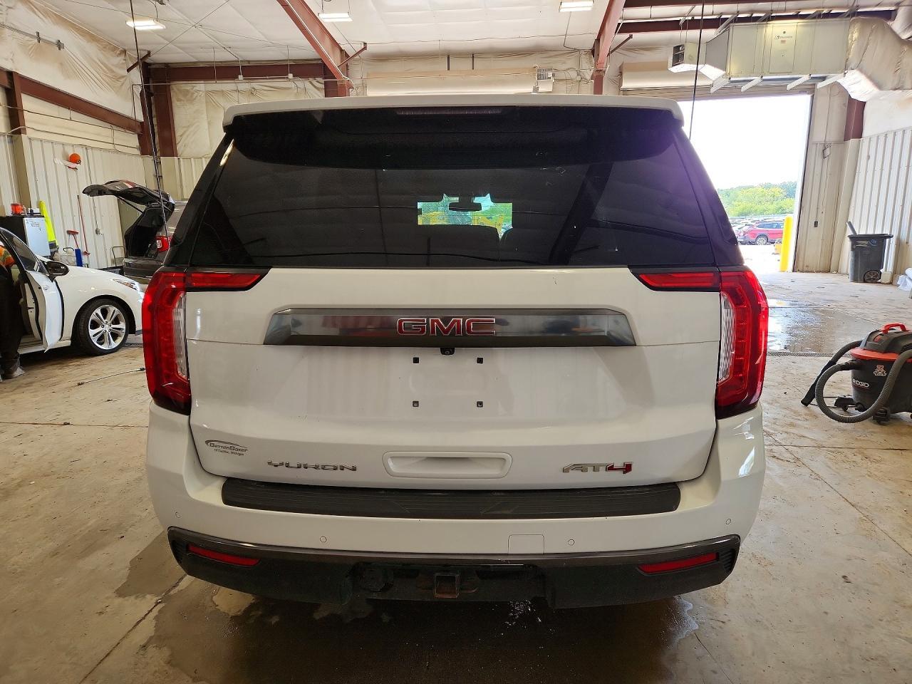 2021 GMC YUKON AT4 — Фото 6 из 12