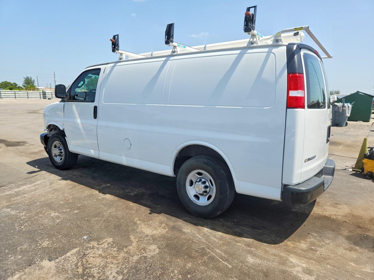 2024 CHEVROLET EXPRESS G2500 — Фото 2 из 13