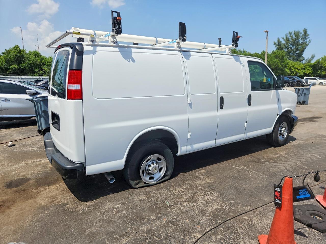 2024 CHEVROLET EXPRESS G2500 — Фото 3 из 13