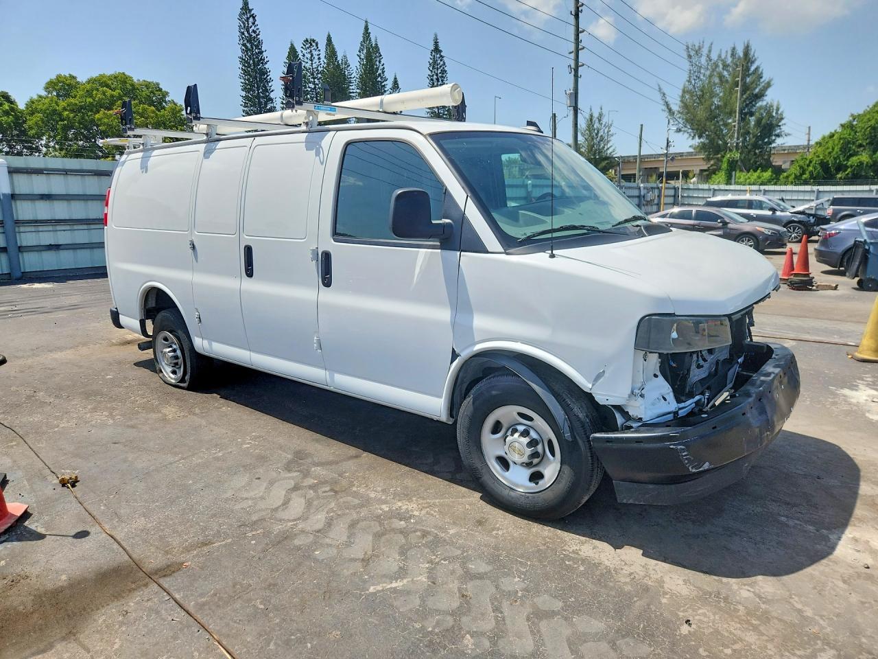 2024 CHEVROLET EXPRESS G2500 — Фото 4 из 13