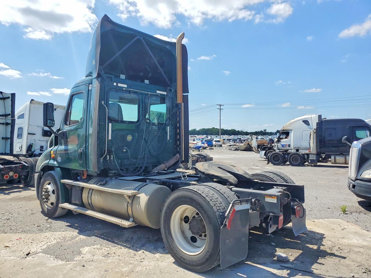 2016 FREIGHTLINER CASCADIA 113 SEMI TRUCK — Фото 2 из 12