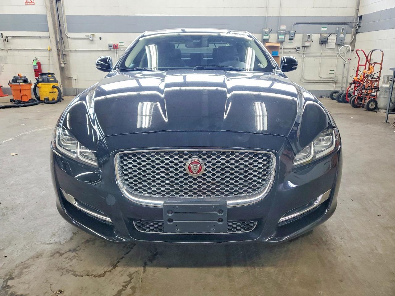 2016 JAGUAR XJL PORTFOLIO — Фото 5 из 12