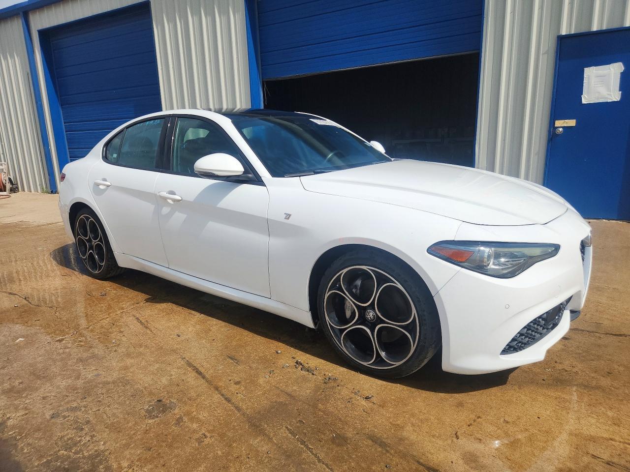 2022 ALFA ROMEO GIULIA SUPER — Фото 4 из 12