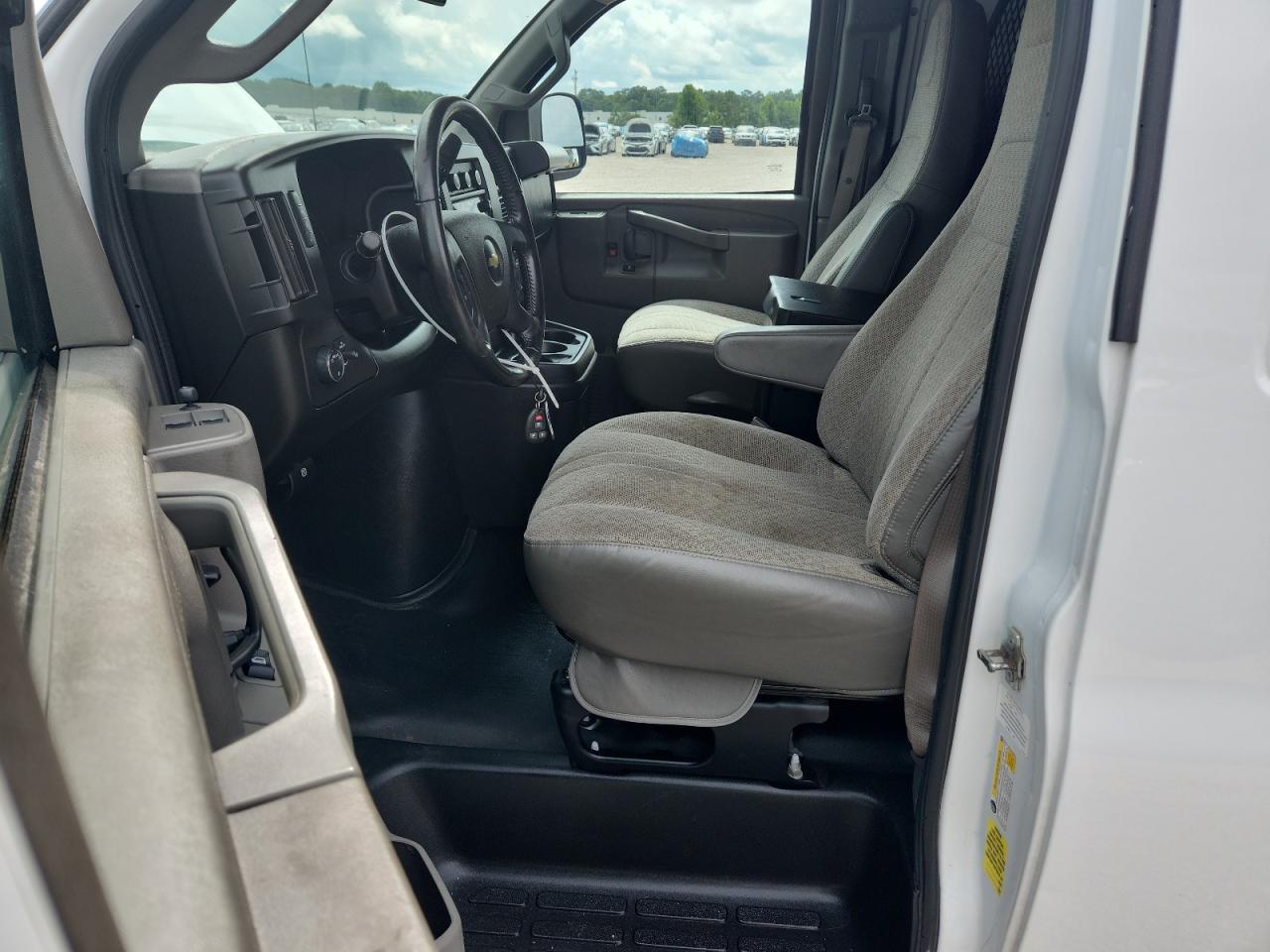 2022 CHEVROLET EXPRESS G2500 — Фото 7 из 13