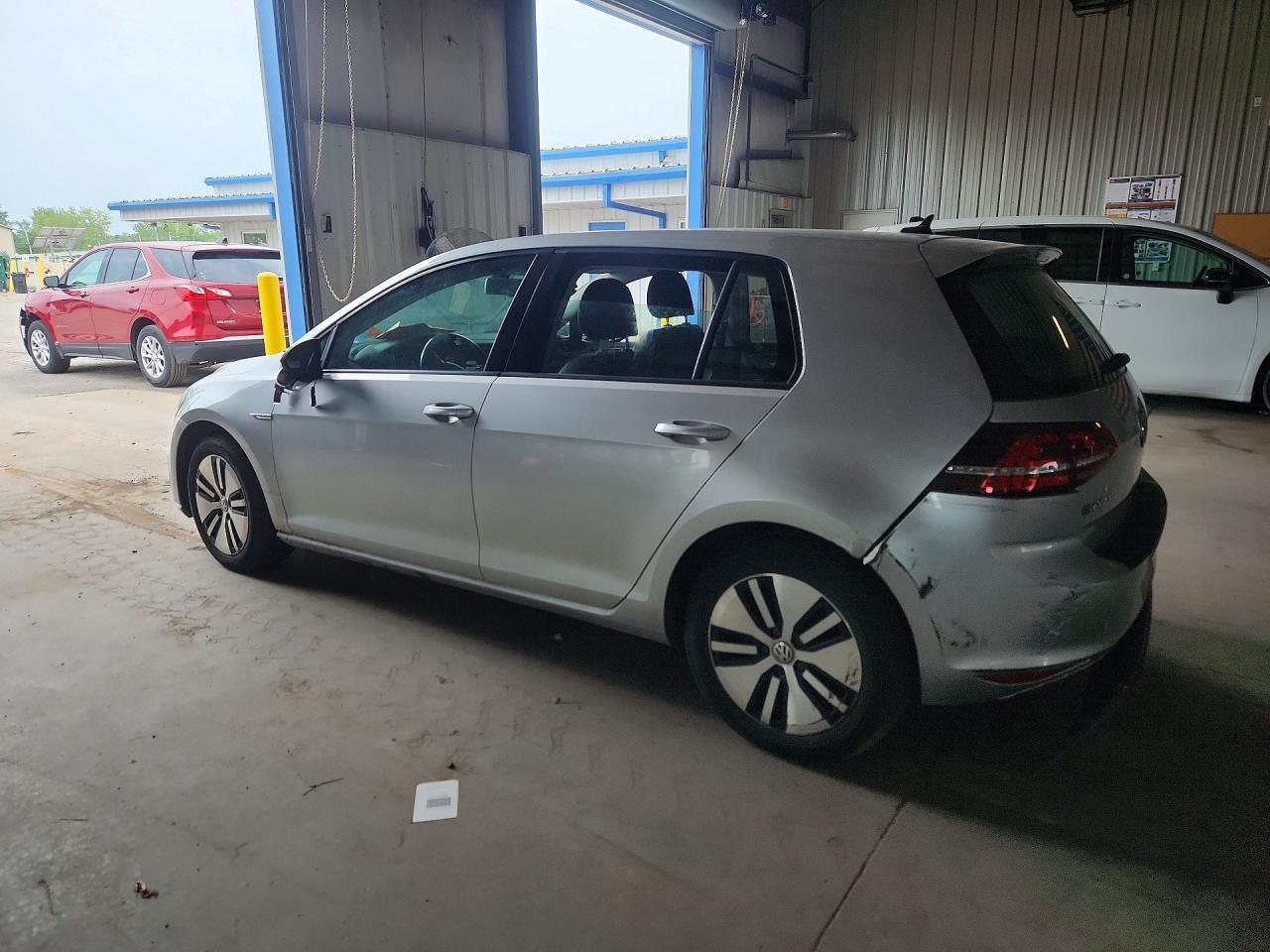 2016 VOLKSWAGEN E-GOLF SEL PREMIUM — Фото 2 из 12