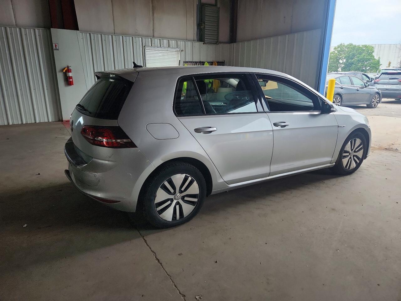 2016 VOLKSWAGEN E-GOLF SEL PREMIUM — Фото 3 из 12
