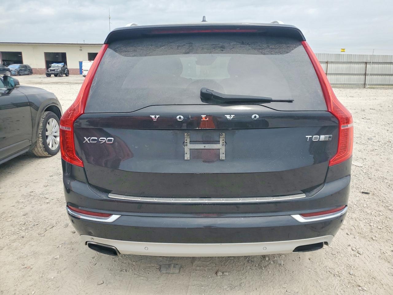 2016 VOLVO XC90 T8 — Фото 6 из 12