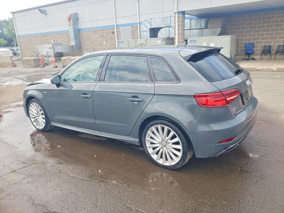 2017 AUDI A3 E-TRON PREMIUM — Фото 2 из 14
