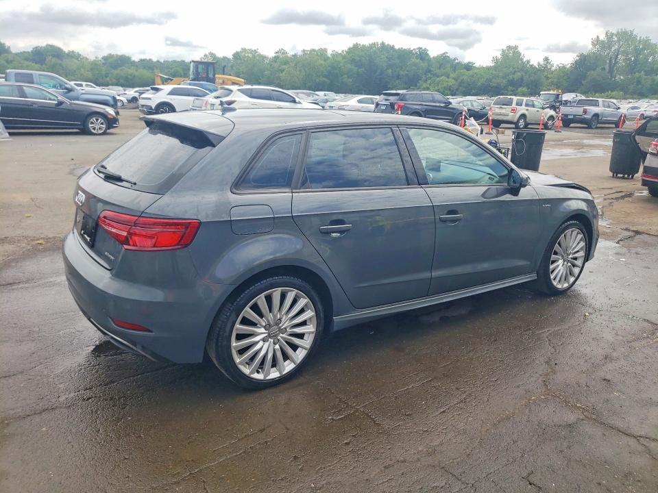 2017 AUDI A3 E-TRON PREMIUM — Фото 3 из 14