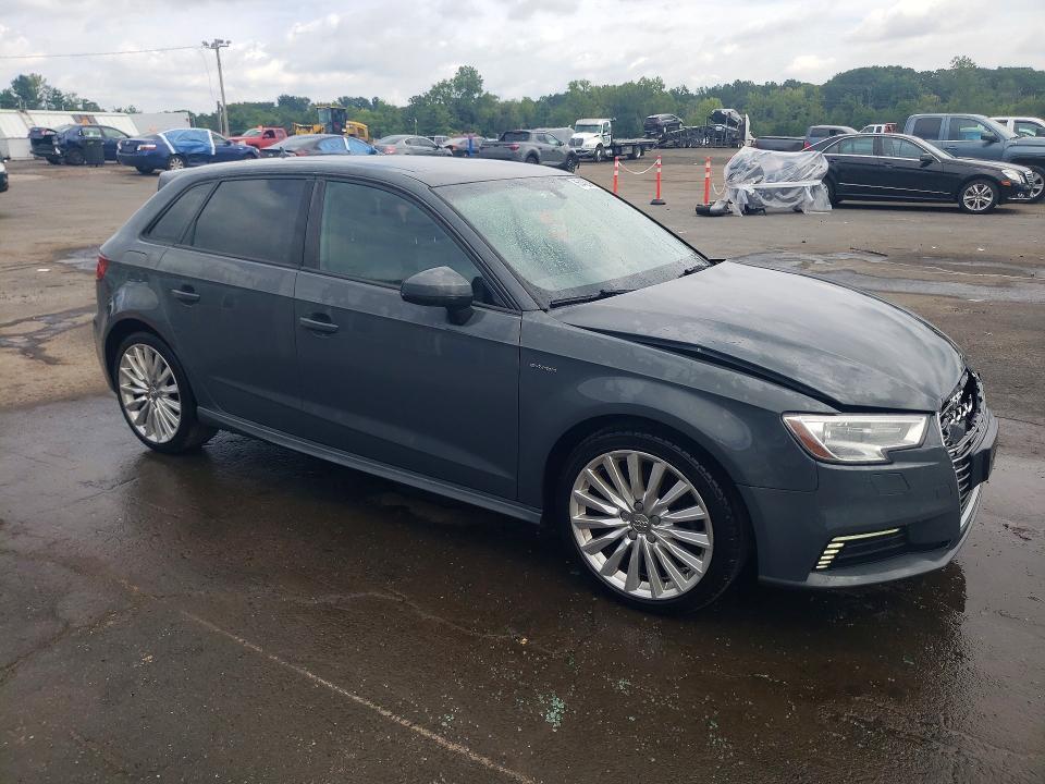 2017 AUDI A3 E-TRON PREMIUM — Фото 4 из 14