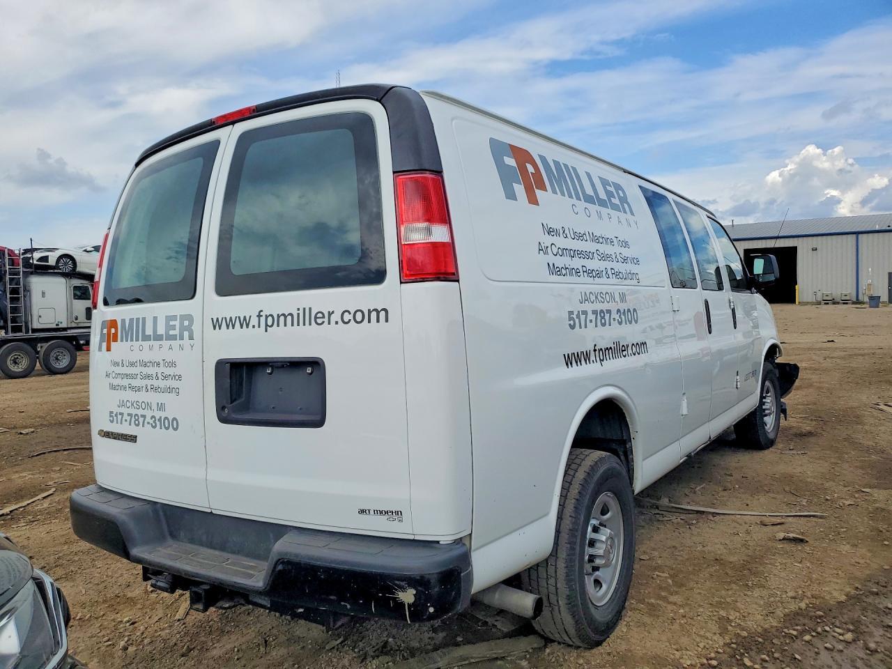 2017 CHEVROLET EXPRESS G2500 — Фото 3 из 12