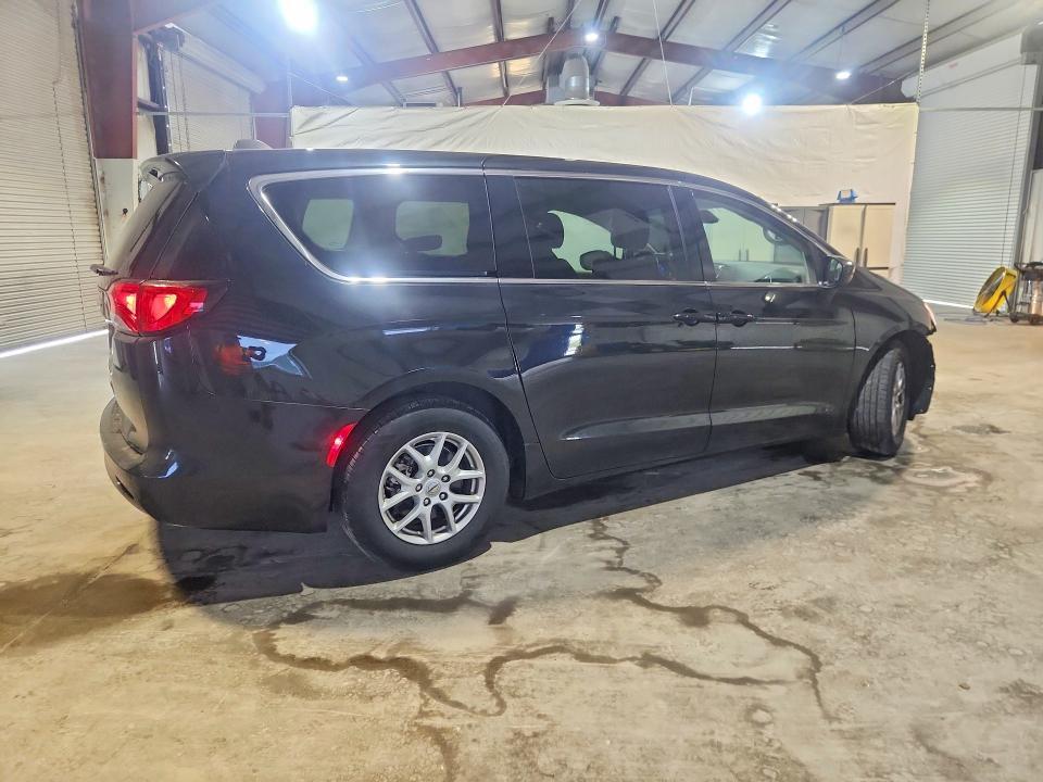 2023 CHRYSLER VOYAGER LX — Фото 3 из 13