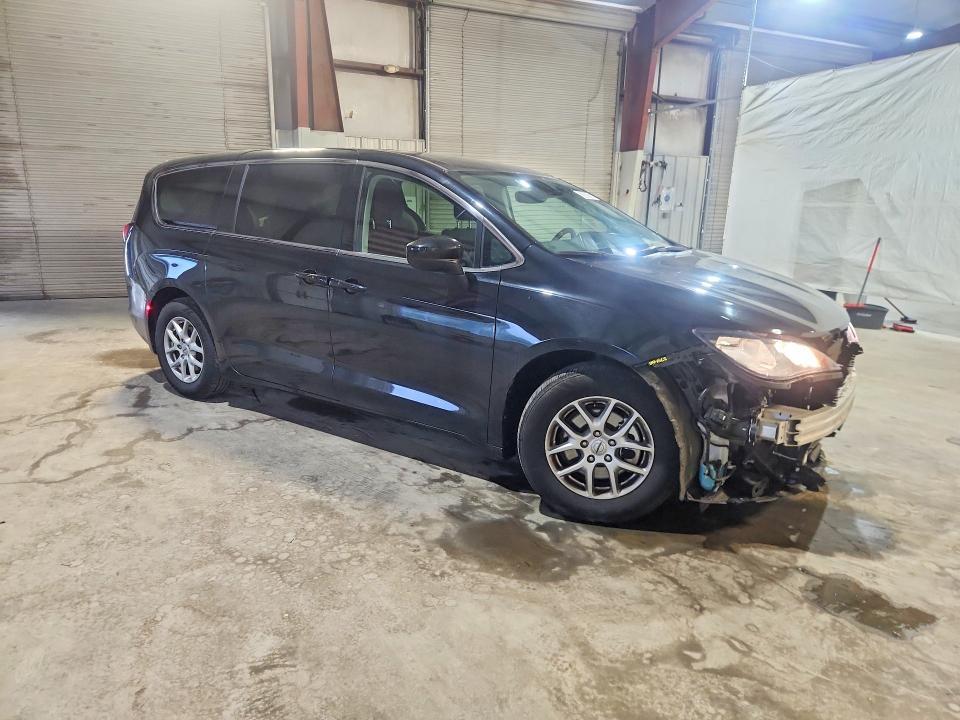 2023 CHRYSLER VOYAGER LX — Фото 4 из 13
