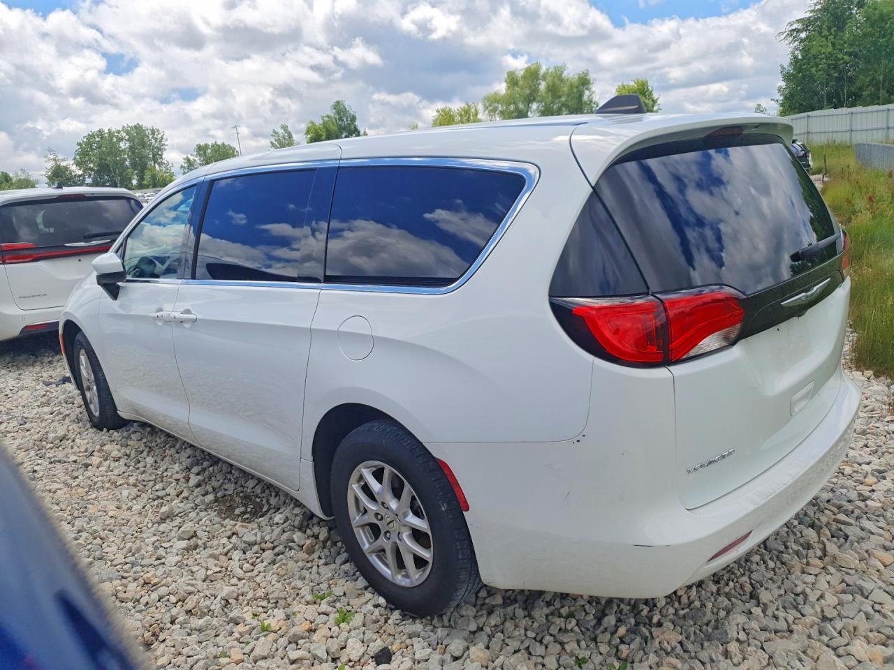 2023 CHRYSLER VOYAGER LX — Фото 2 из 13