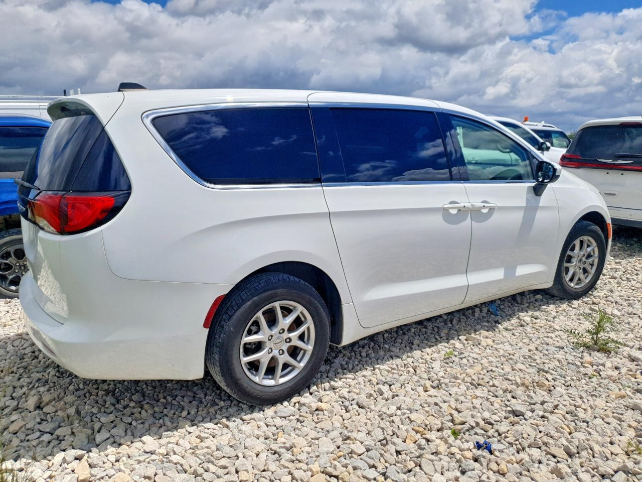 2023 CHRYSLER VOYAGER LX — Фото 3 из 13