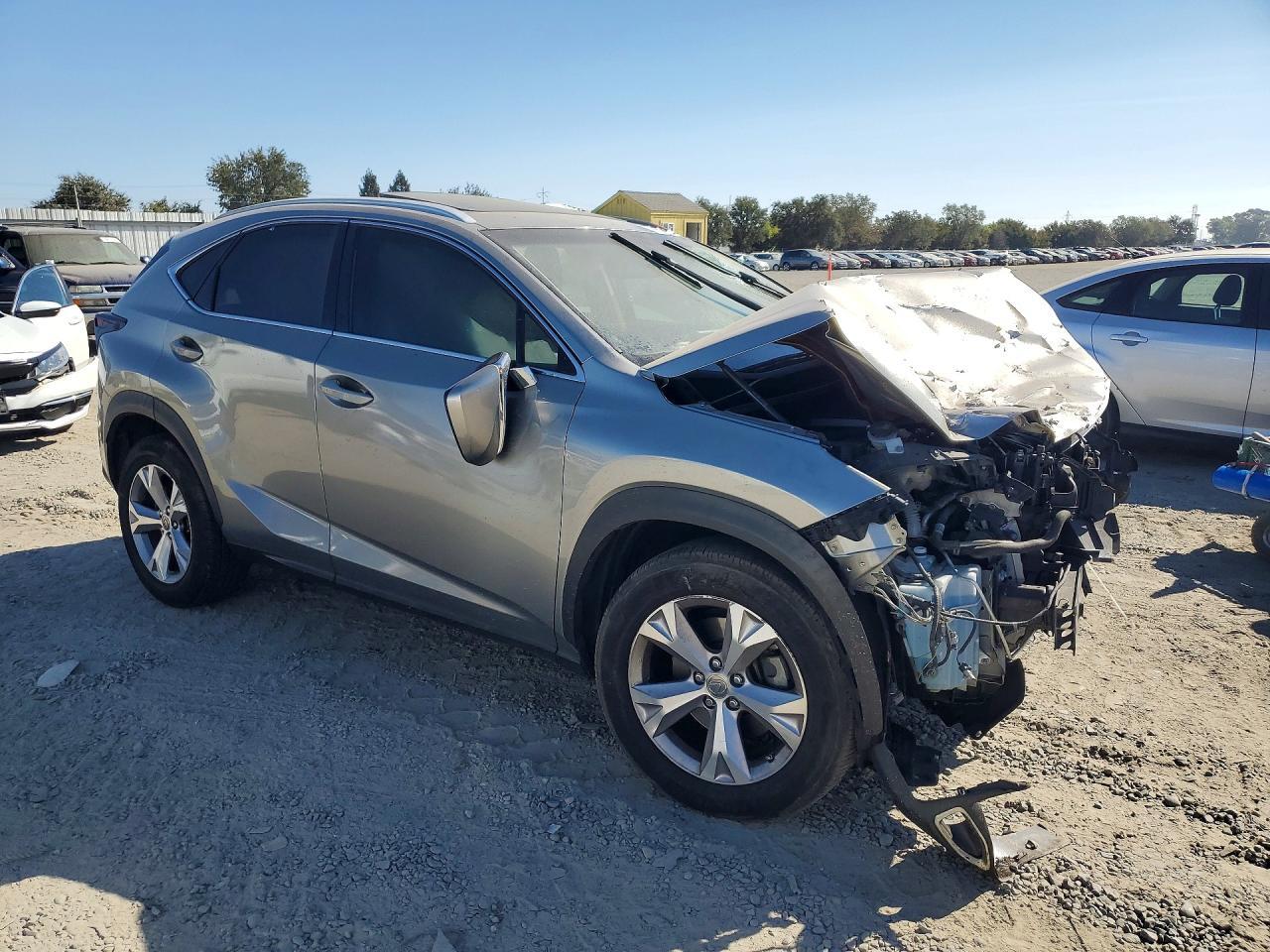 2017 LEXUS NX 200T BASE — Фото 4 из 12