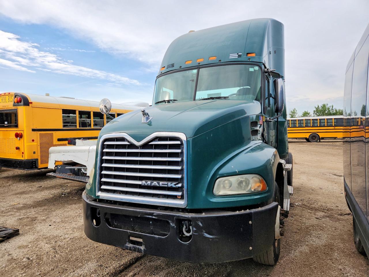 2017 MACK CXU612 SEMI TRUCK