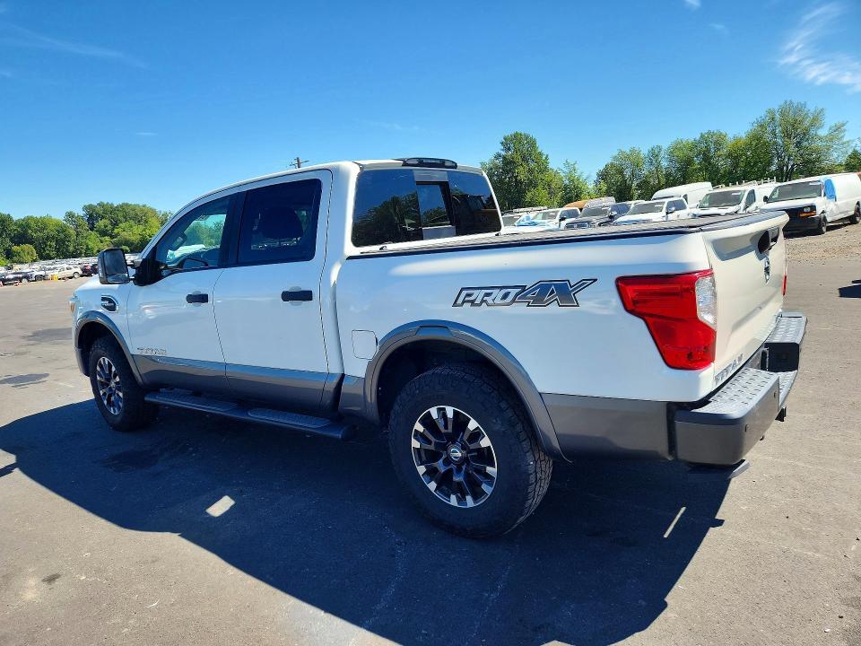 2017 NISSAN TITAN PRO-4X — Фото 2 из 12