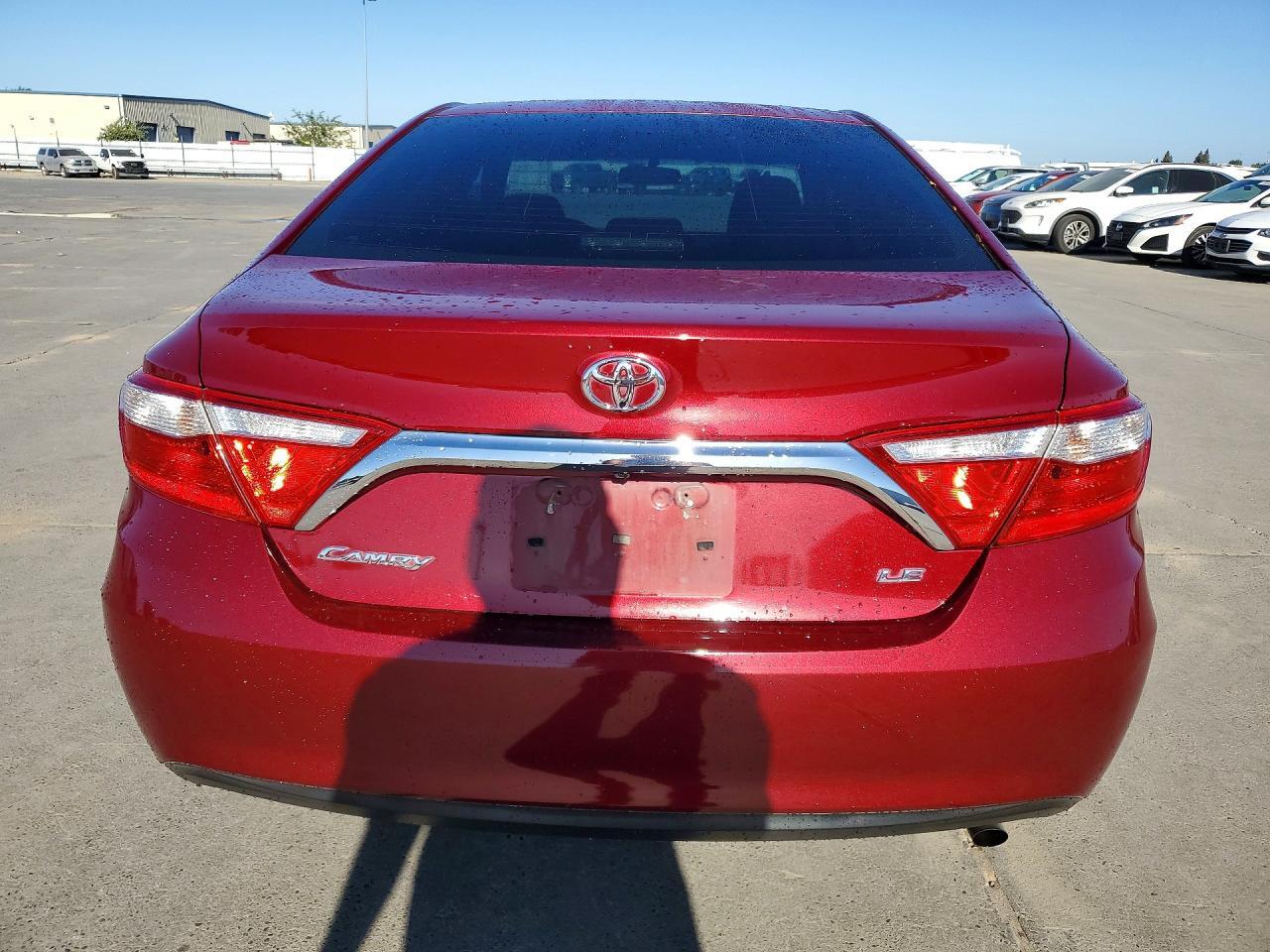 2017 TOYOTA CAMRY LE — Фото 6 из 12