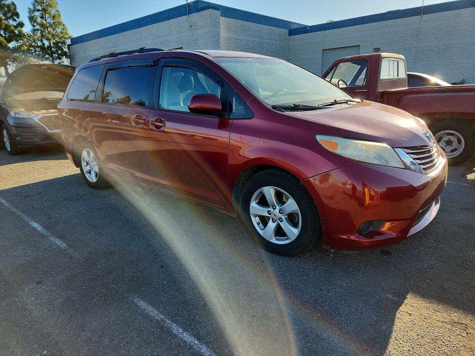 2017 TOYOTA SIENNA LE 8-PASSENGER — Фото 4 из 13