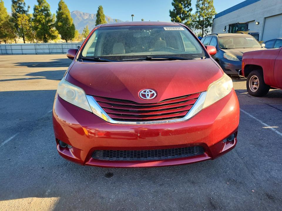 2017 TOYOTA SIENNA LE 8-PASSENGER — Фото 5 из 13