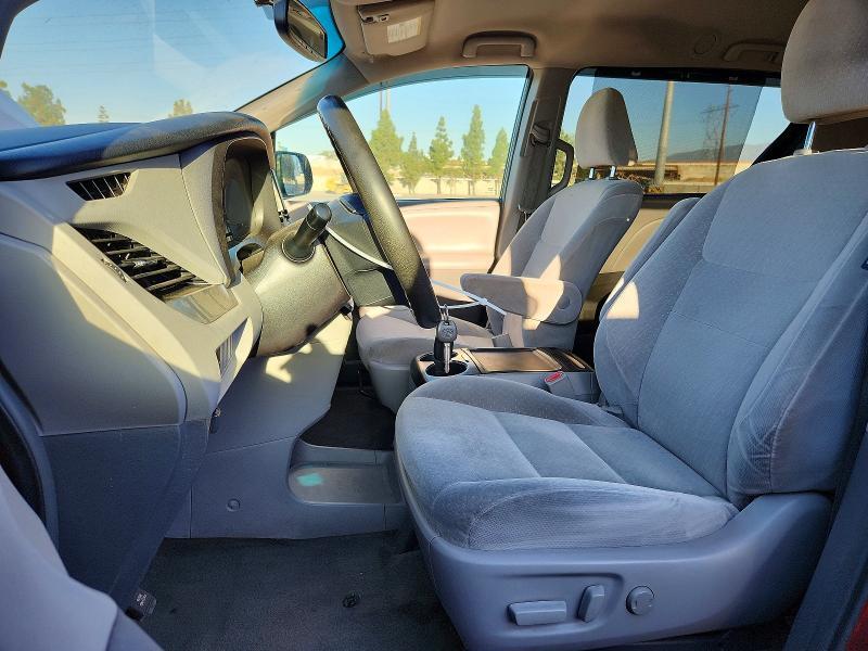 2017 TOYOTA SIENNA LE 8-PASSENGER — Фото 7 из 13