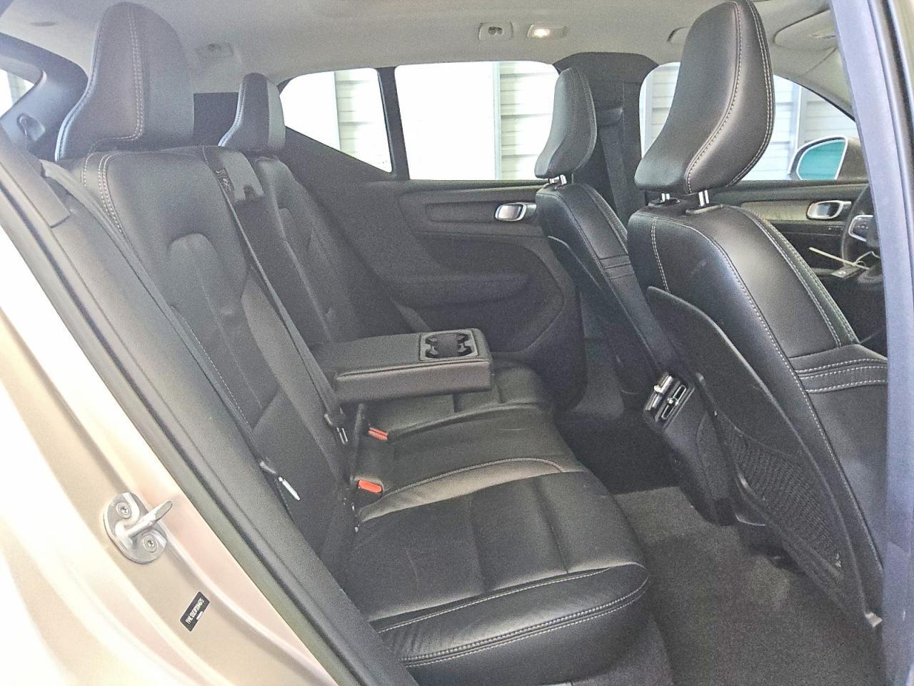 2023 VOLVO XC40 PLUS — Фото 10 из 12