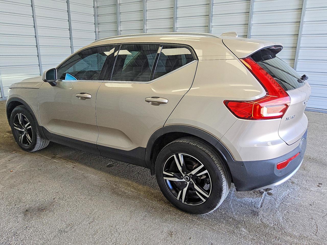 2023 VOLVO XC40 PLUS — Фото 2 из 12