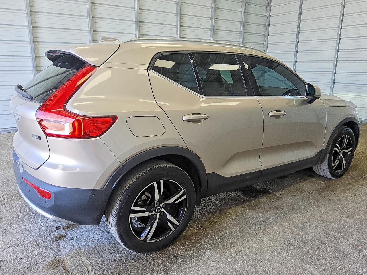 2023 VOLVO XC40 PLUS — Фото 3 из 12
