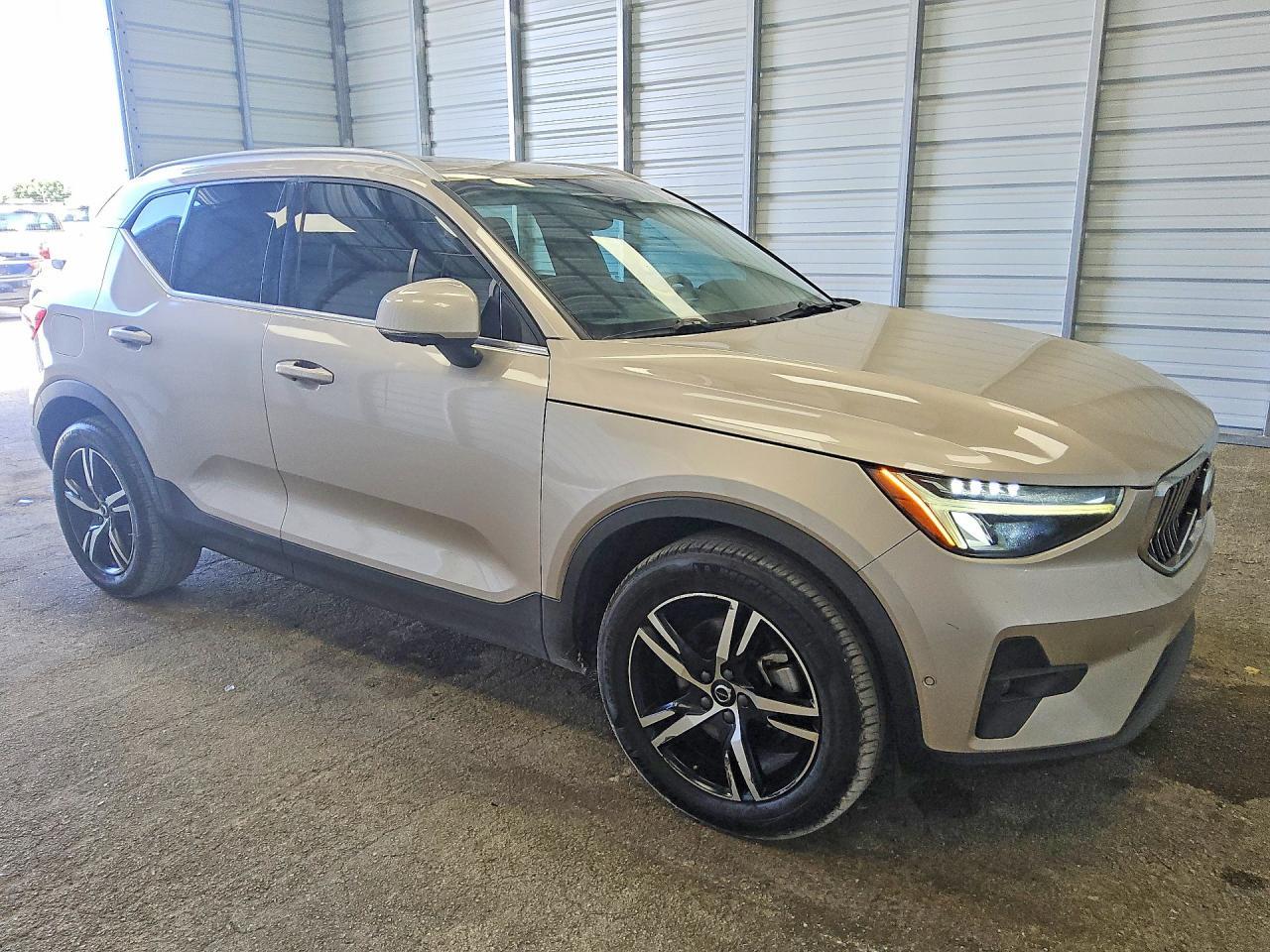 2023 VOLVO XC40 PLUS — Фото 4 из 12