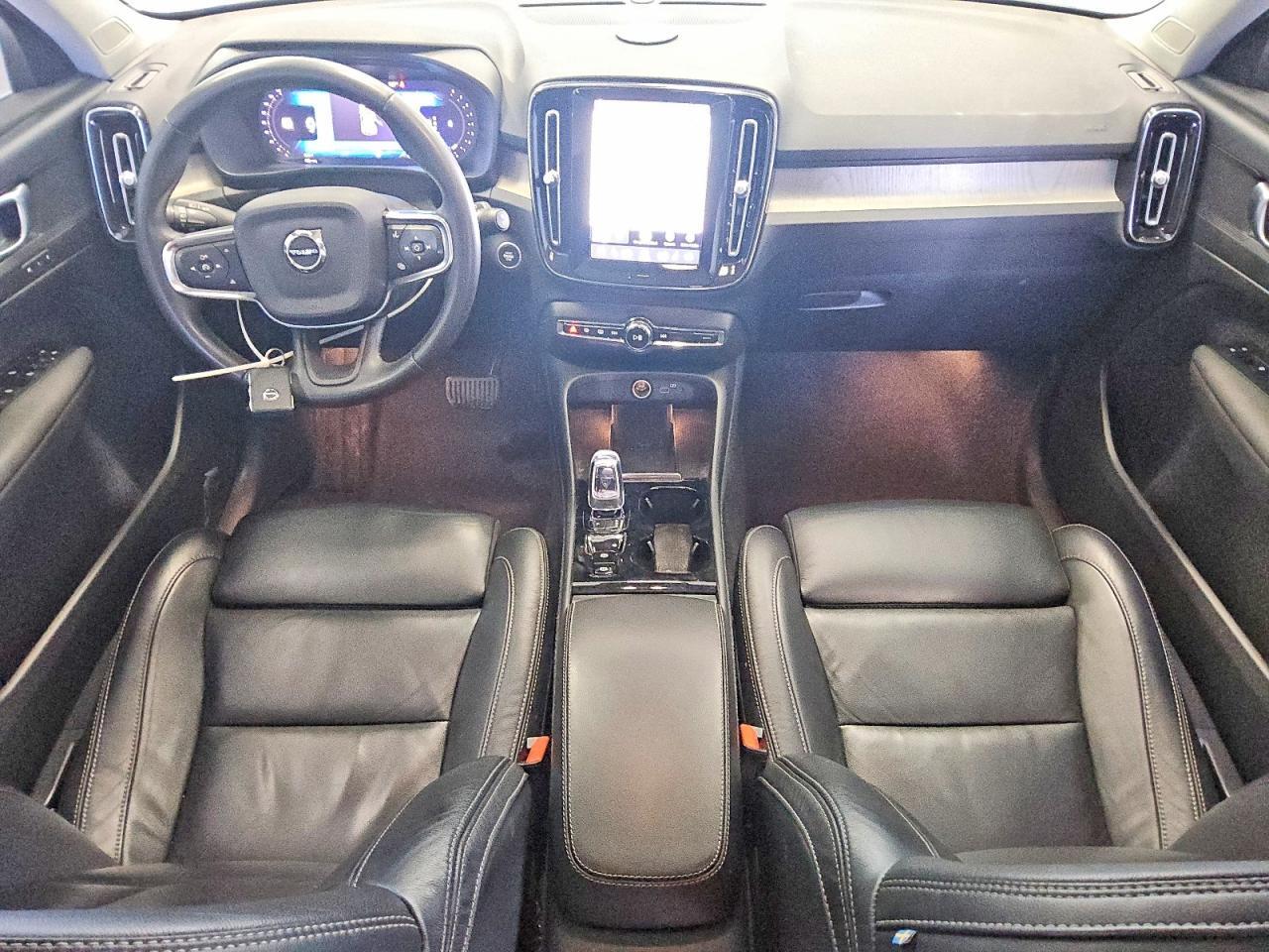 2023 VOLVO XC40 PLUS — Фото 8 из 12