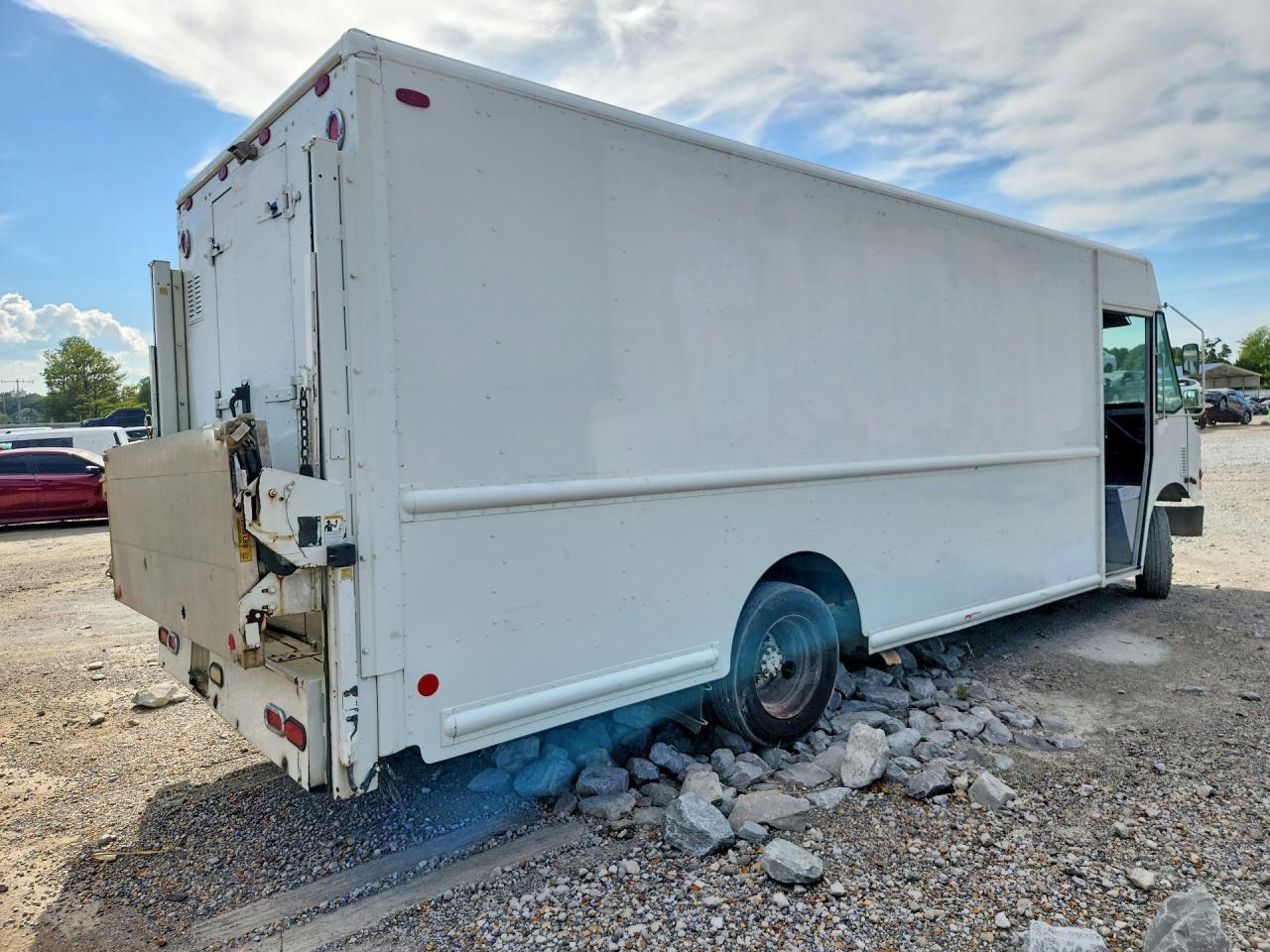 2009 FREIGHTLINER CHASSIS M LINE WALK-IN VAN — Фото 3 из 13