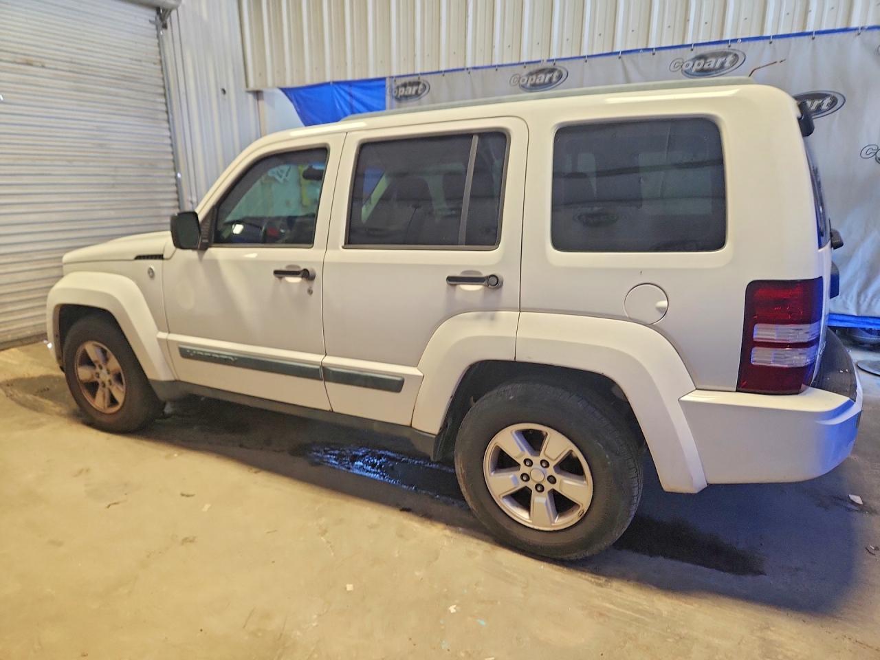 2009 JEEP LIBERTY SPORT — Фото 2 из 13