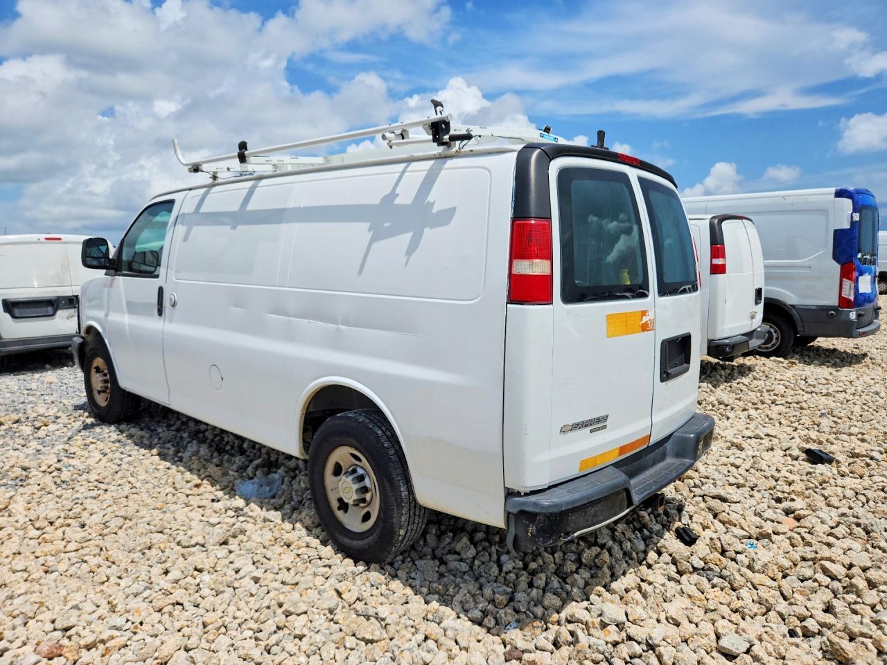 2013 CHEVROLET EXPRESS G2500 — Фото 2 из 13