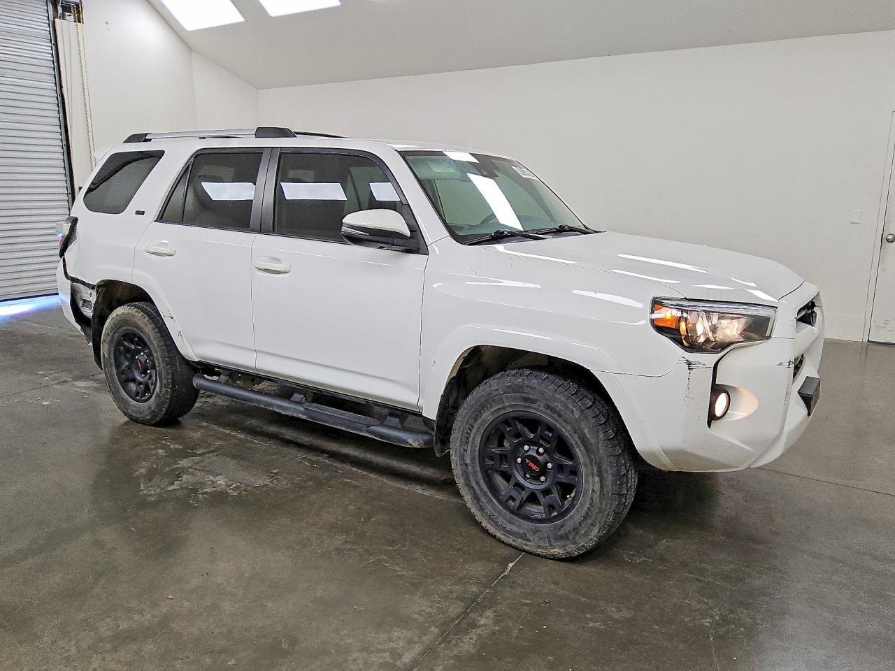 2020 TOYOTA 4RUNNER SR5 PREMIUM — Фото 4 из 13
