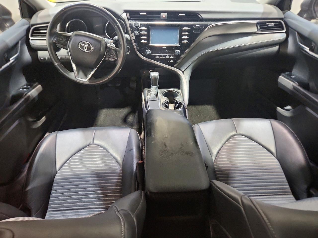 2020 TOYOTA CAMRY SE — Фото 8 из 12